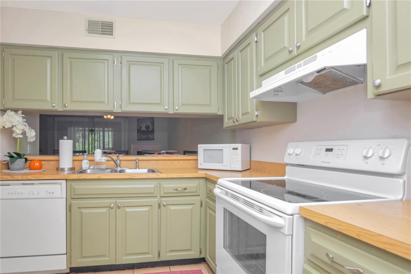 Image 11 of 25 For 16112 Rambling Vine Drive W