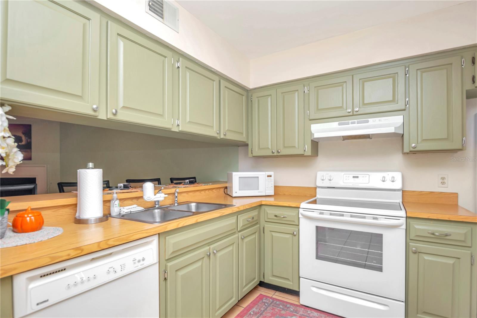 Image 12 of 25 For 16112 Rambling Vine Drive W