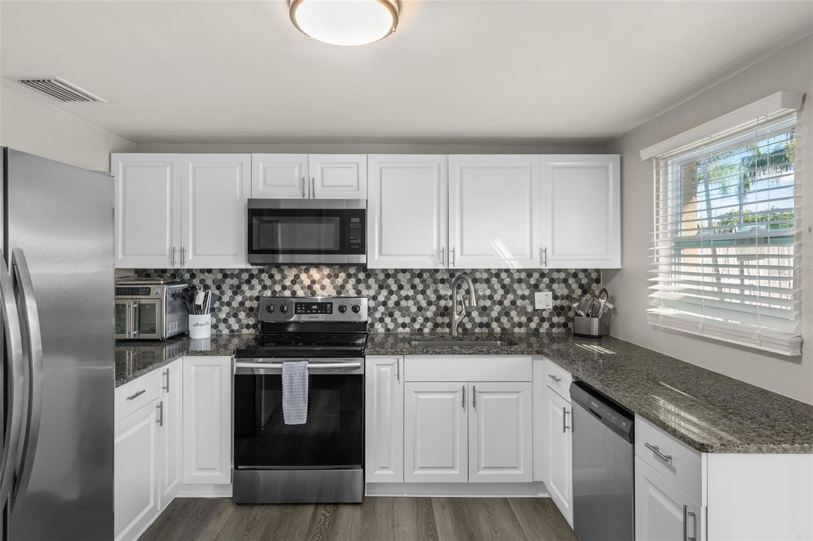 Listing photo id 8 for 6912 83rd Avenue N