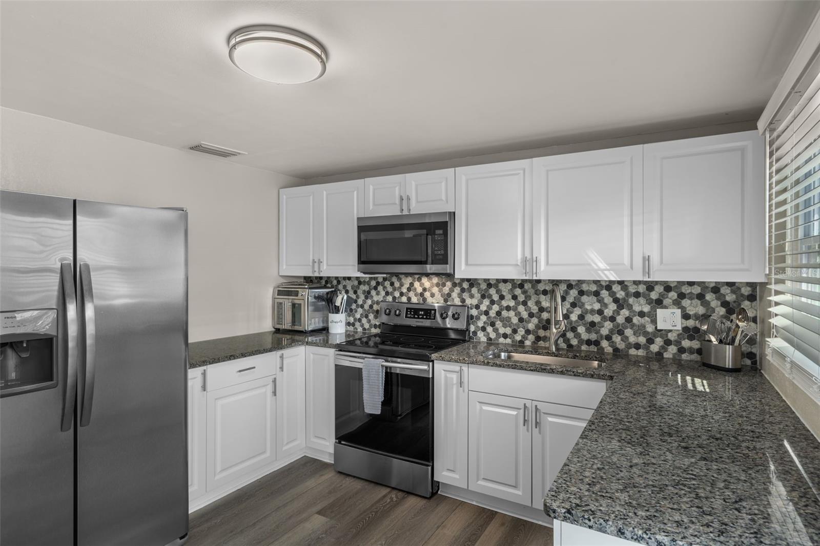Listing photo id 9 for 6912 83rd Avenue N