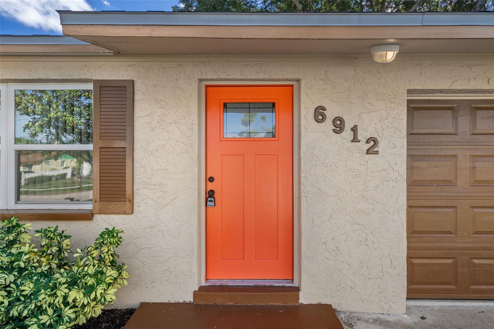 Listing photo id 2 for 6912 83rd Avenue N