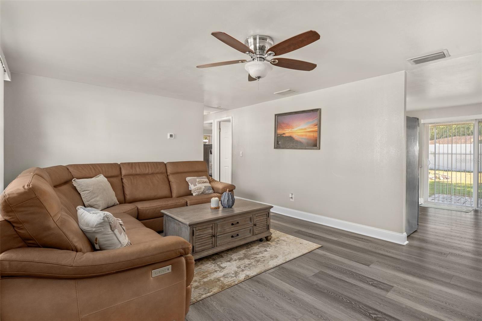 Listing photo id 3 for 6912 83rd Avenue N