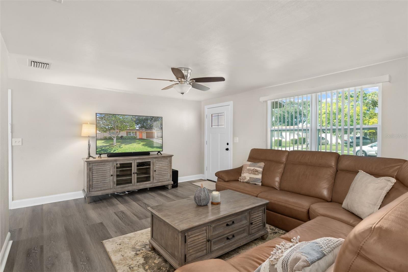 Listing photo id 5 for 6912 83rd Avenue N