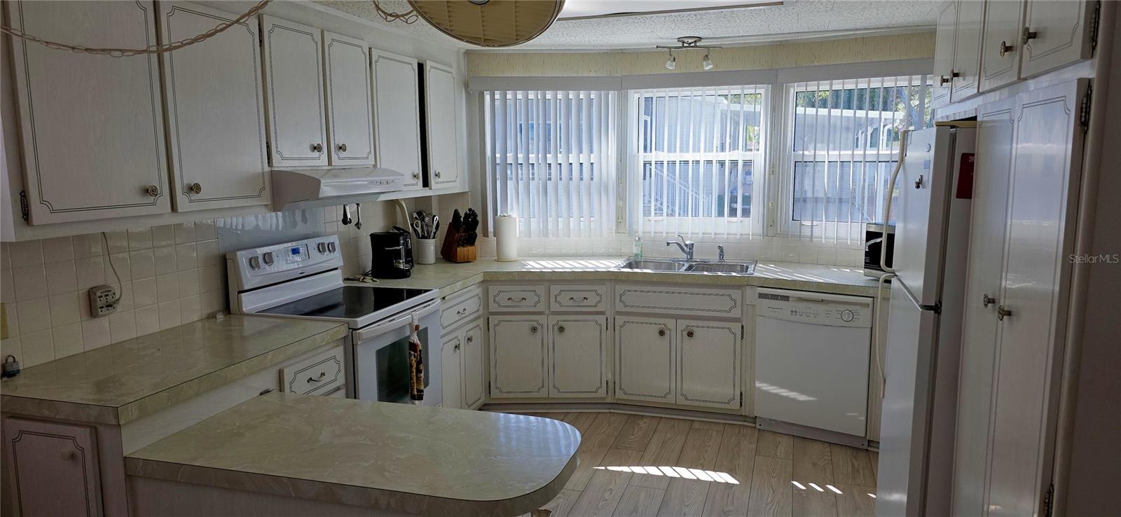 Listing photo id 8 for 2331 Belleair Road 806