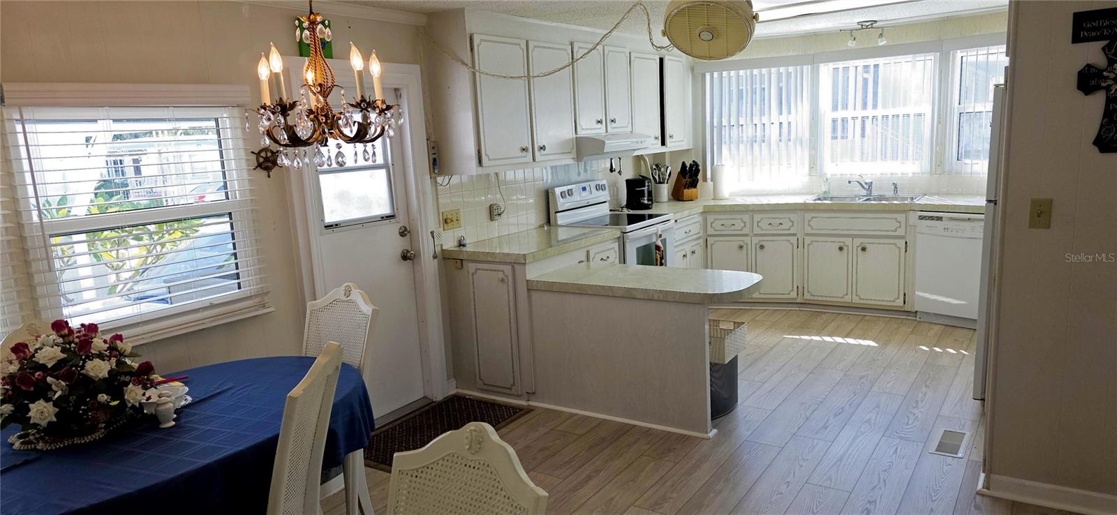 Listing photo id 16 for 2331 Belleair Road 806