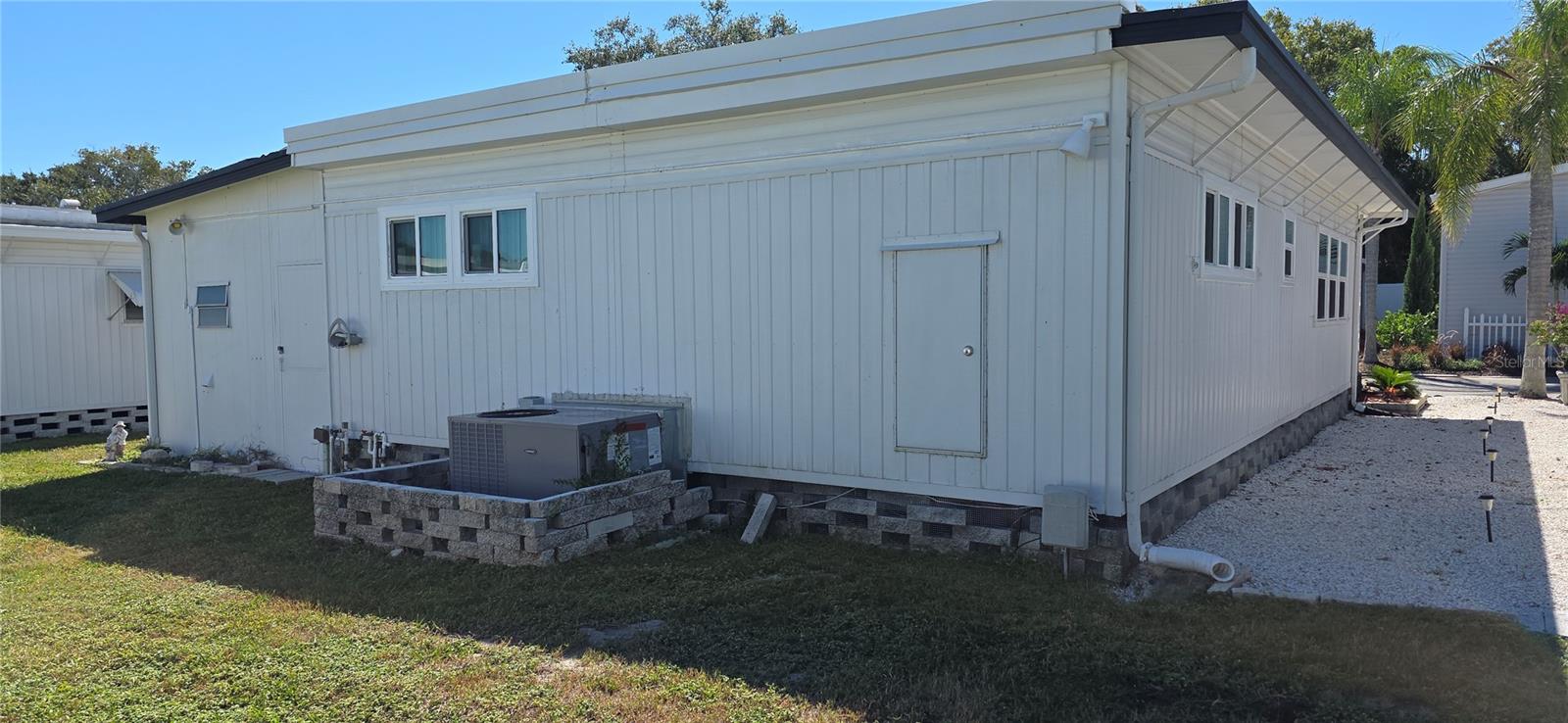 Listing photo id 2 for 2331 Belleair Road 806