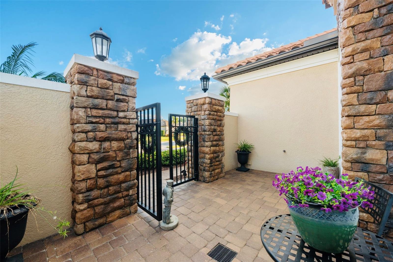 Listing photo id 7 for 11295 Juglans Drive