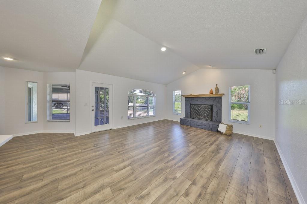 Image 17 of 44 For 1827 Kinsman Way