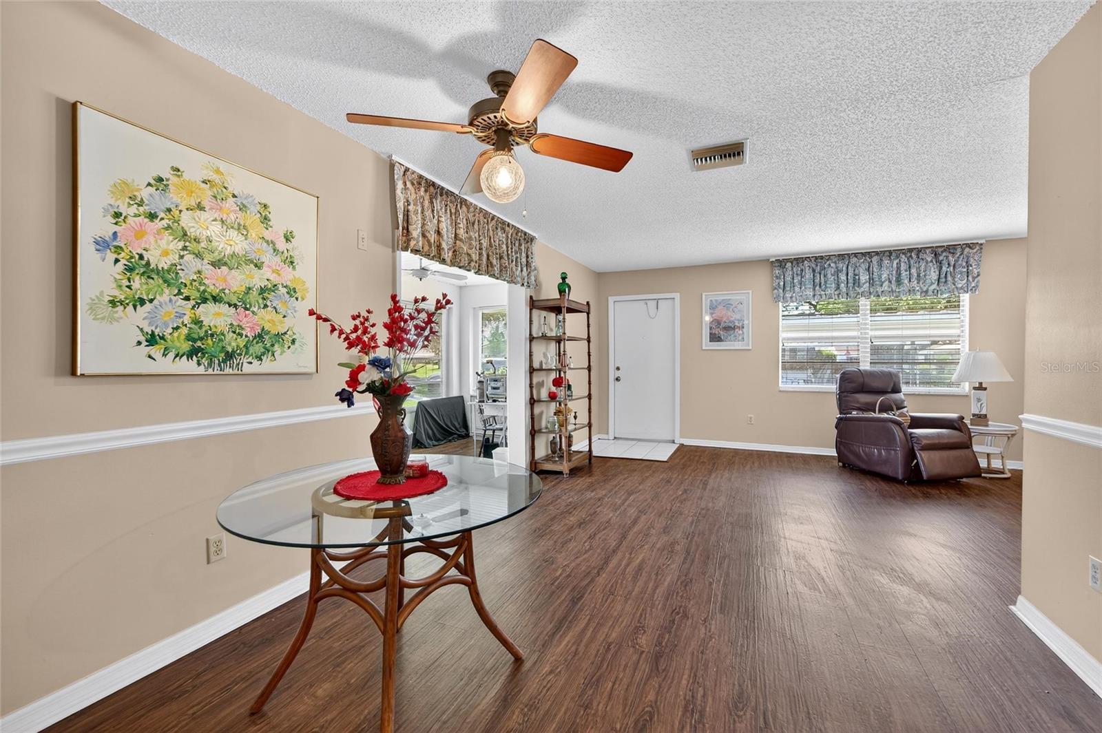Image 10 of 35 For 408 Gloucester Boulevard 33