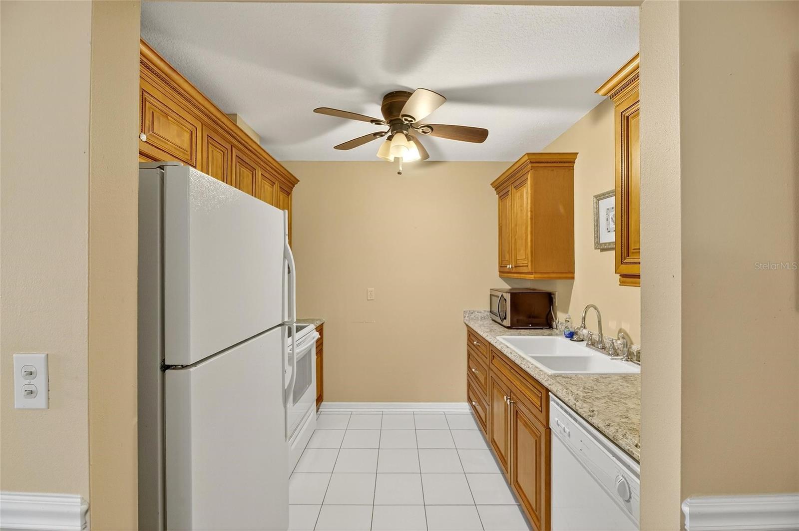 Image 12 of 35 For 408 Gloucester Boulevard 33