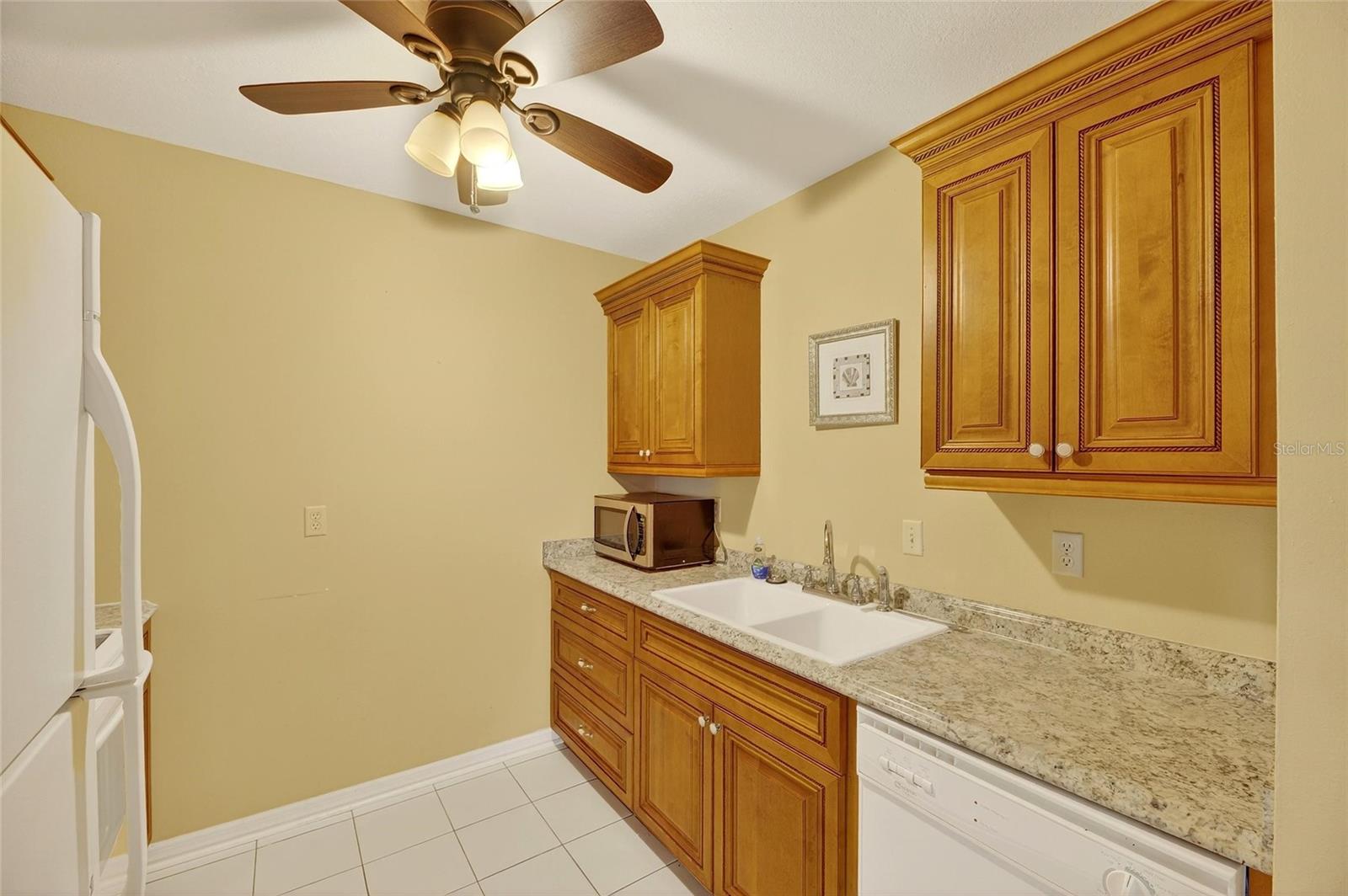 Image 13 of 35 For 408 Gloucester Boulevard 33