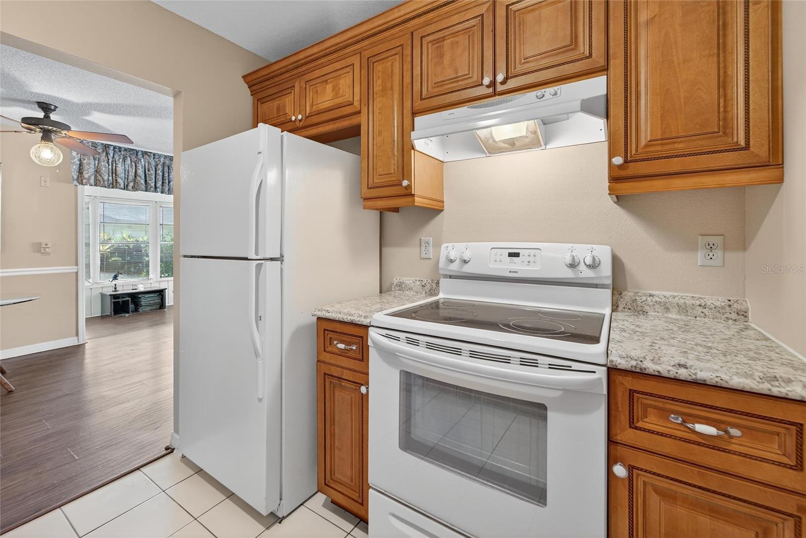 Image 15 of 35 For 408 Gloucester Boulevard 33