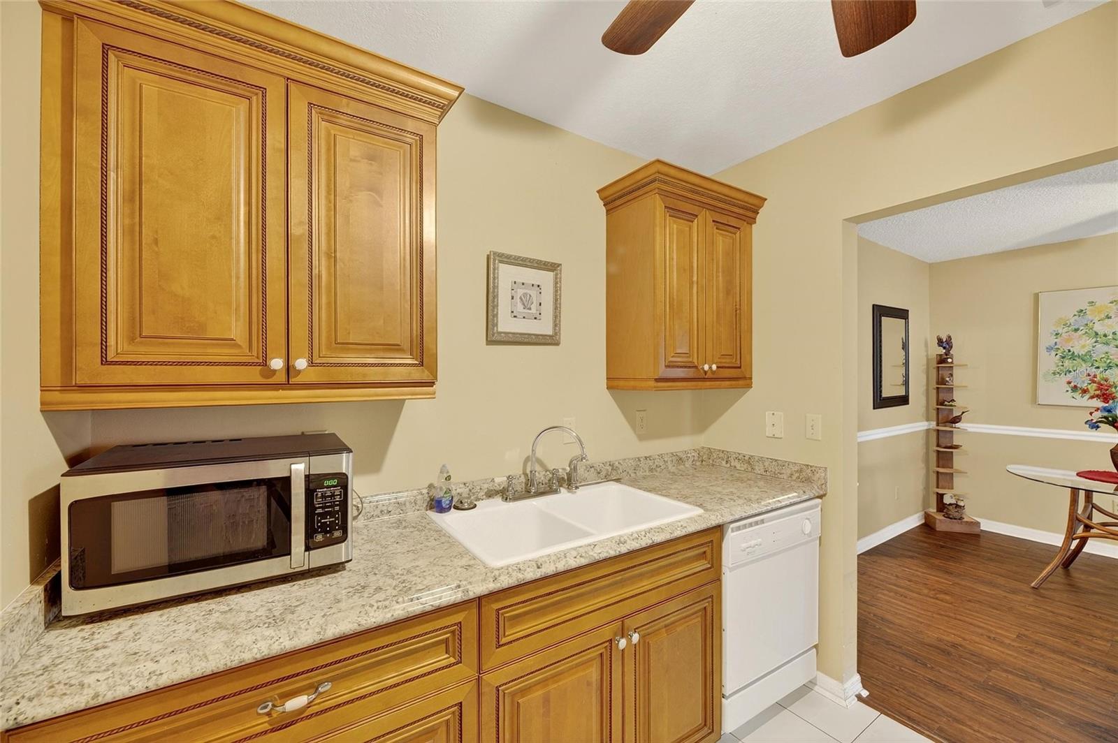 Image 16 of 35 For 408 Gloucester Boulevard 33