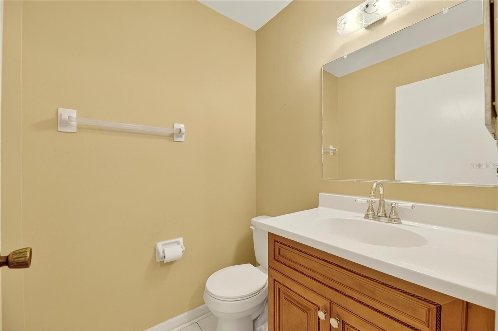 Image 18 of 35 For 408 Gloucester Boulevard 33