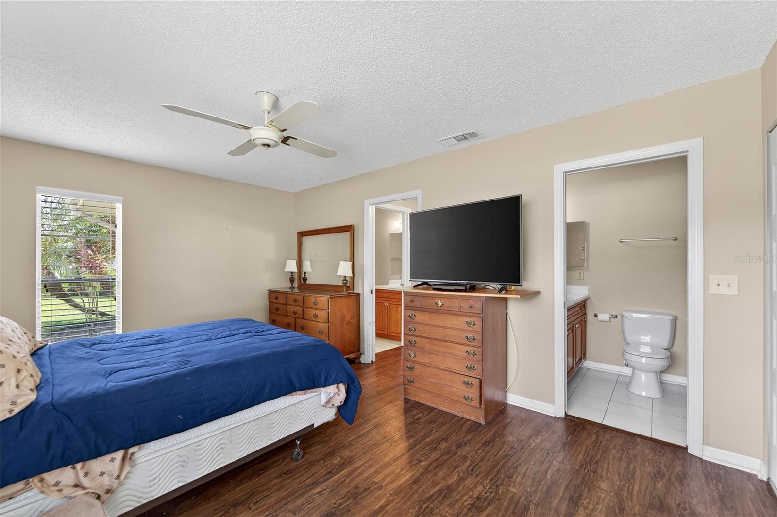 Image 21 of 35 For 408 Gloucester Boulevard 33