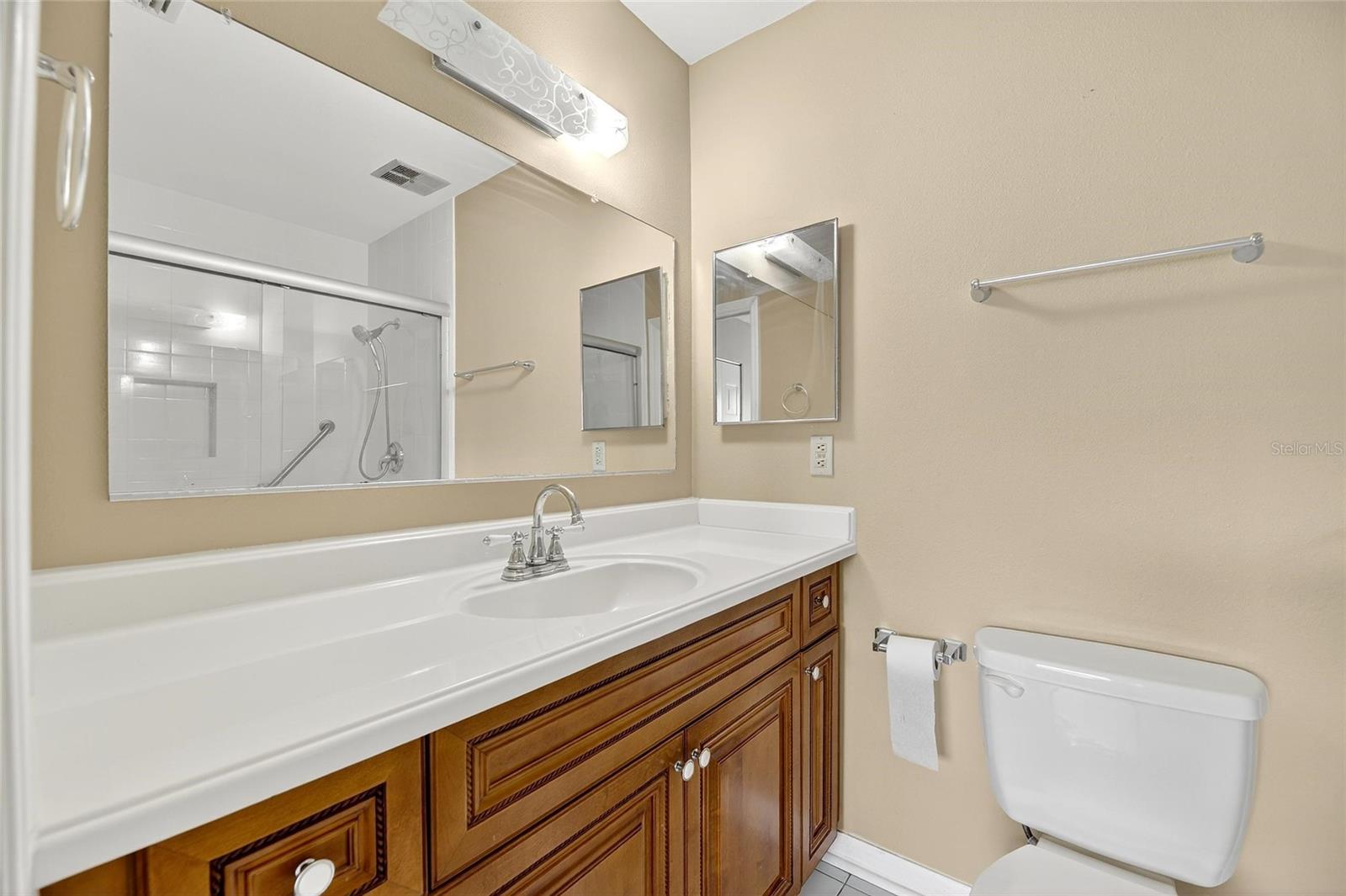 Image 22 of 35 For 408 Gloucester Boulevard 33