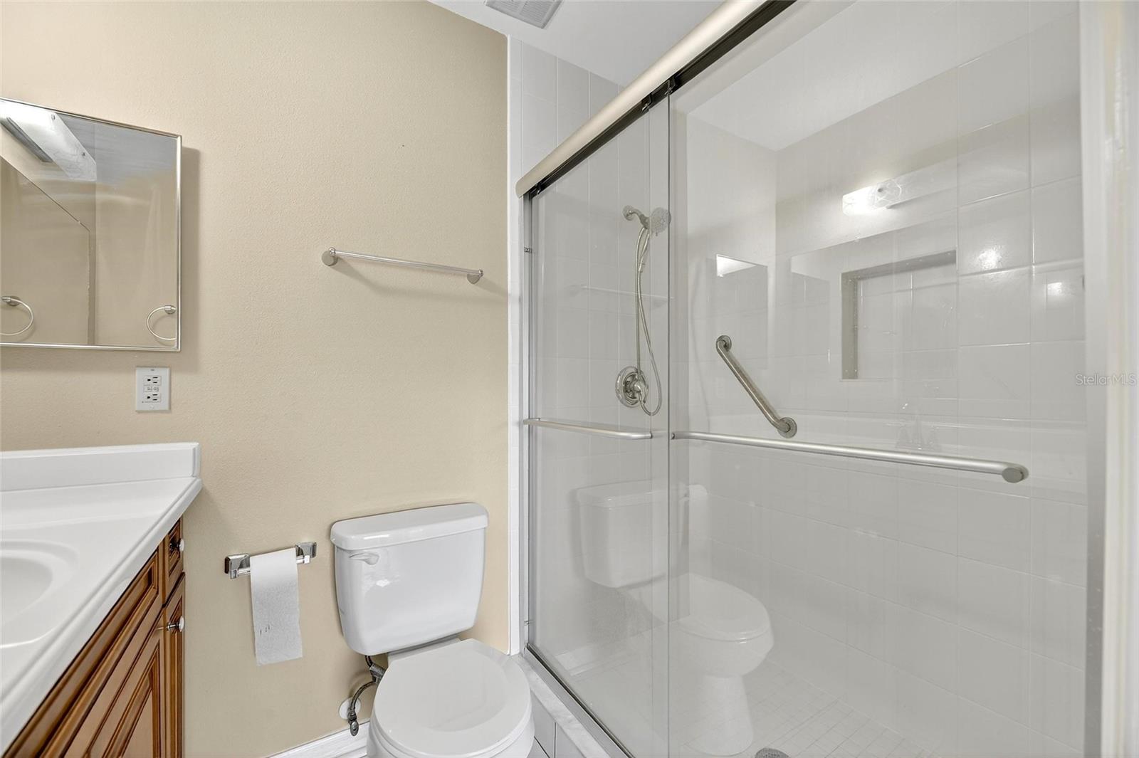 Image 23 of 35 For 408 Gloucester Boulevard 33