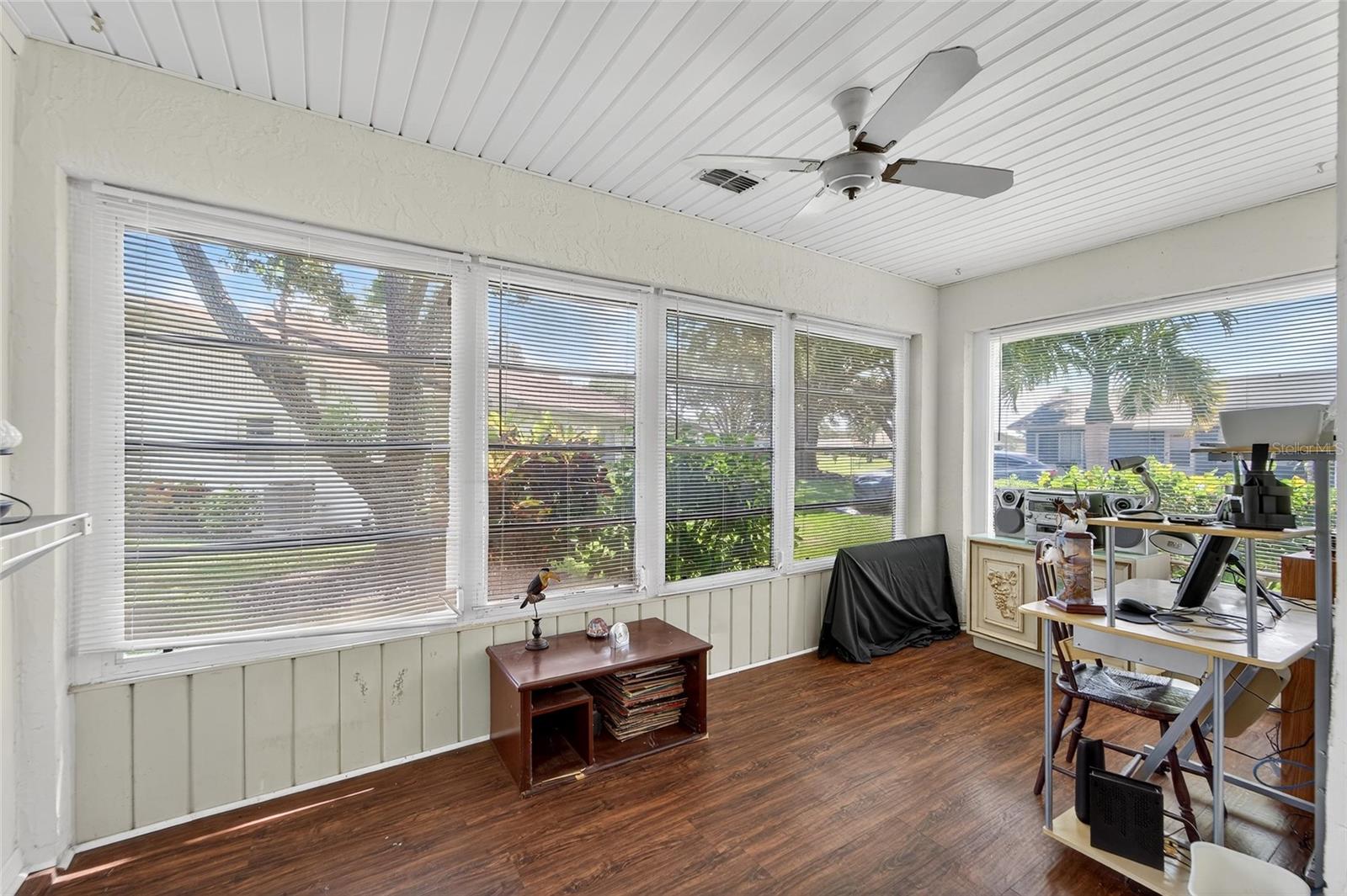 Image 24 of 35 For 408 Gloucester Boulevard 33