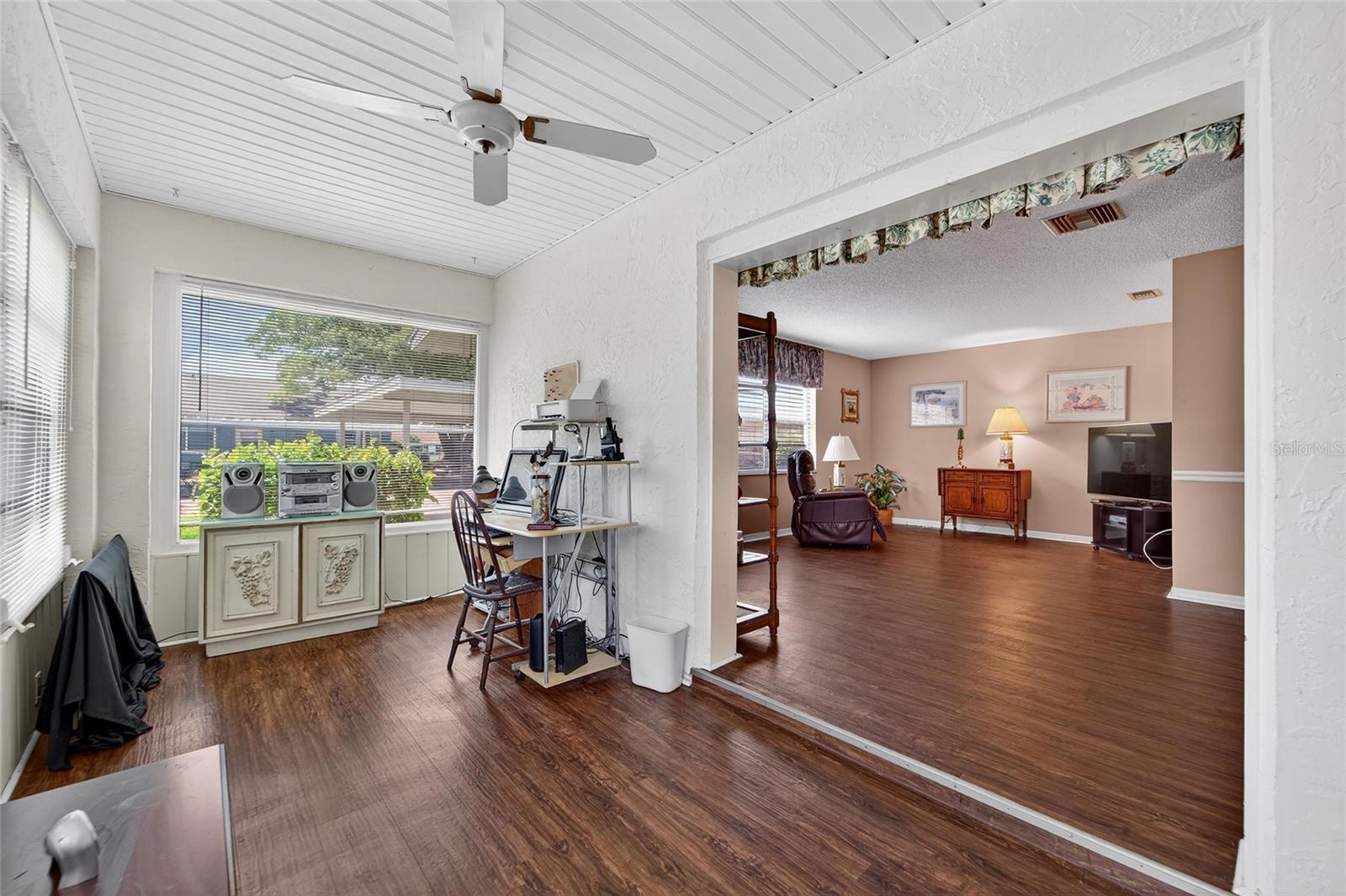 Image 25 of 35 For 408 Gloucester Boulevard 33