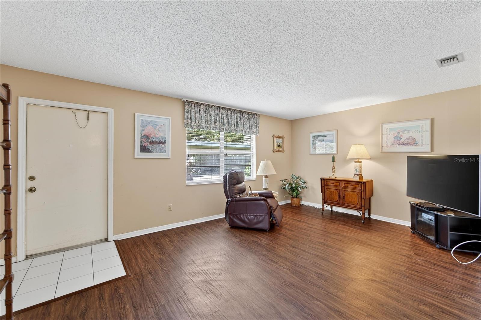 Image 4 of 35 For 408 Gloucester Boulevard 33