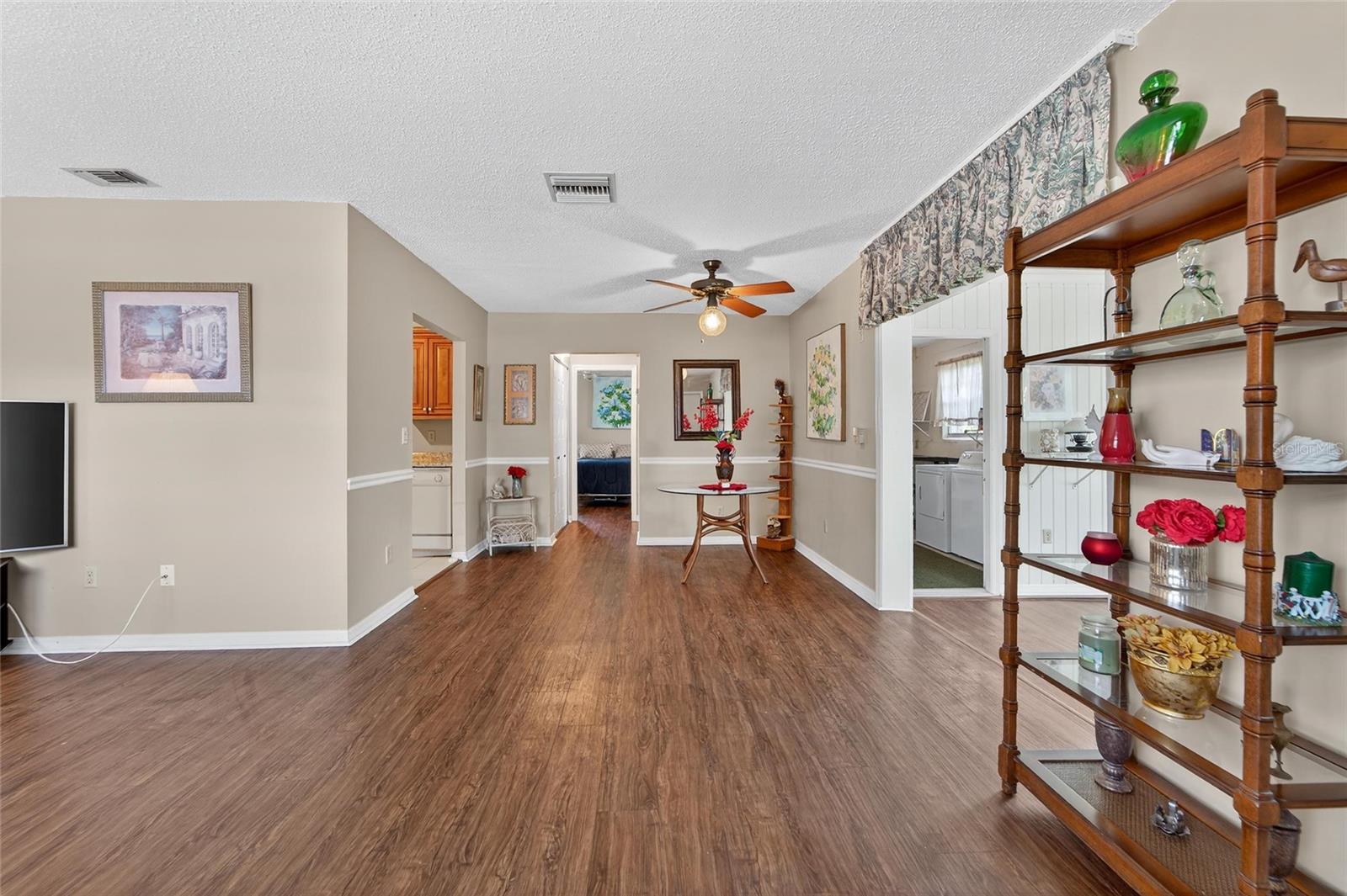 Image 5 of 35 For 408 Gloucester Boulevard 33