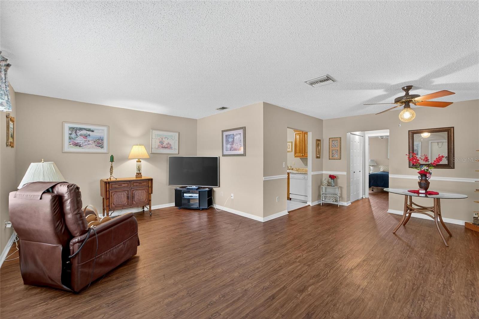 Image 6 of 35 For 408 Gloucester Boulevard 33