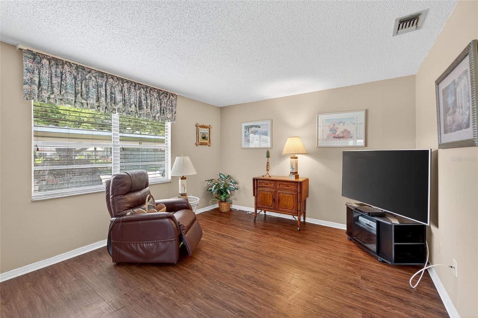 Image 7 of 35 For 408 Gloucester Boulevard 33