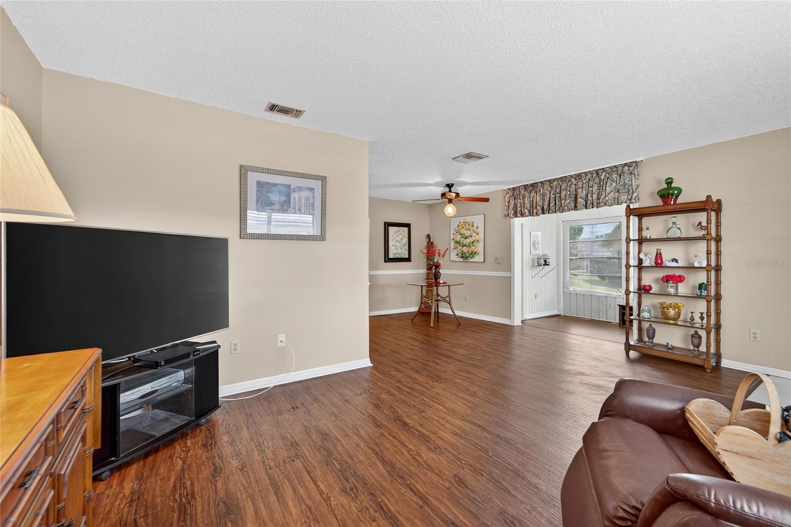 Image 8 of 35 For 408 Gloucester Boulevard 33