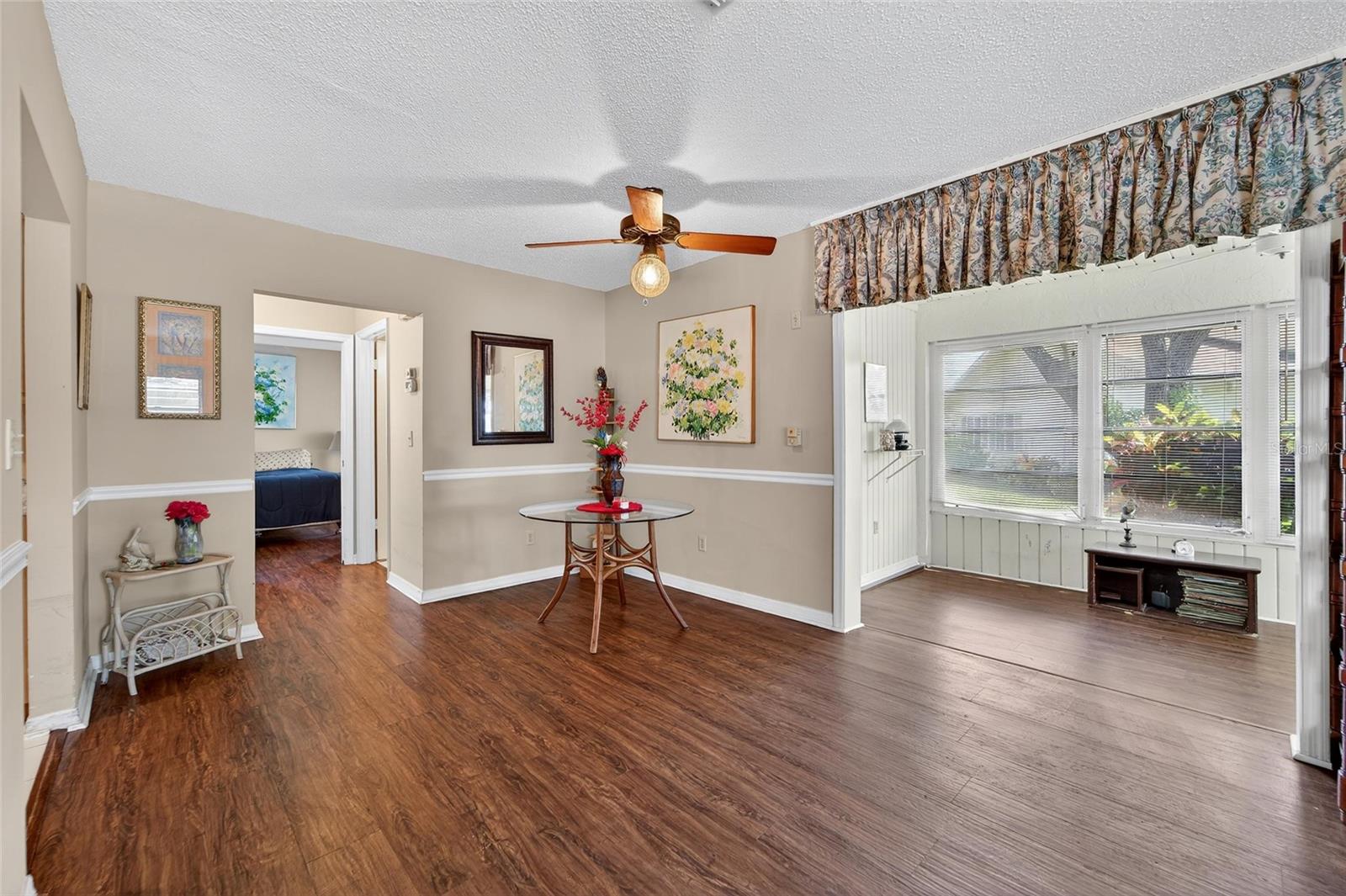 Image 9 of 35 For 408 Gloucester Boulevard 33