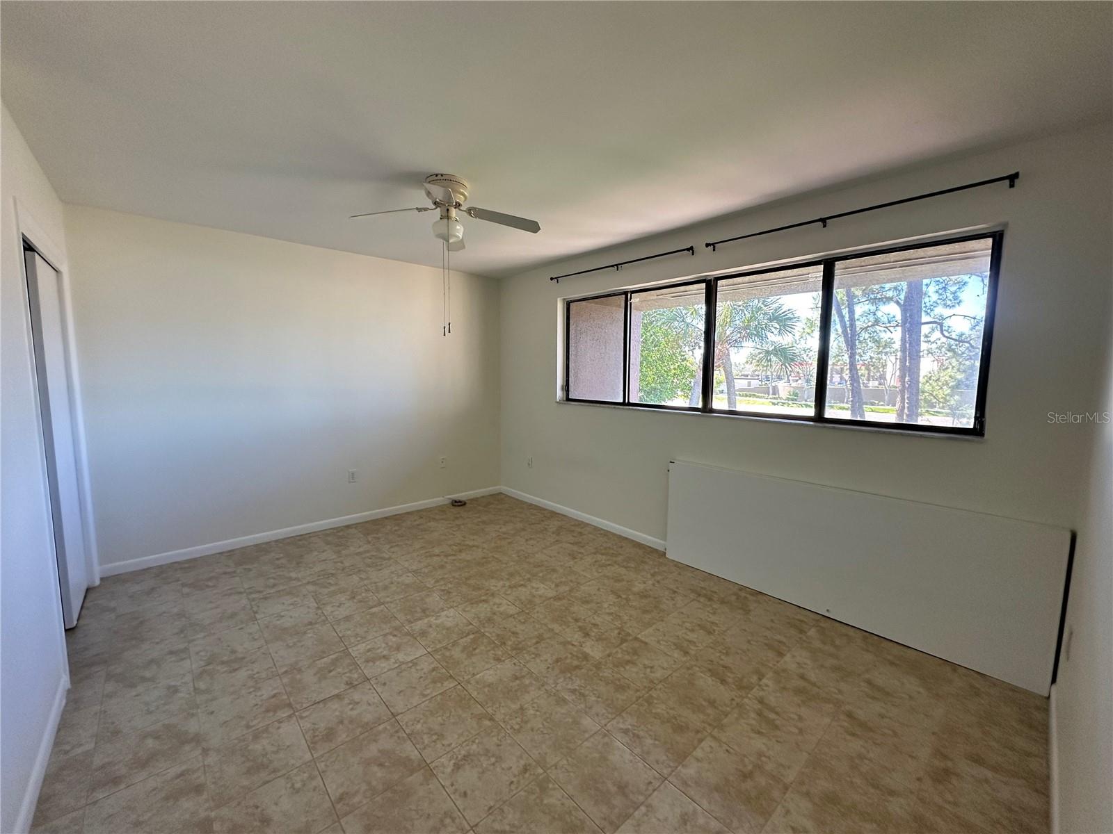 Image 11 of 39 For 860 Village Drive N 201