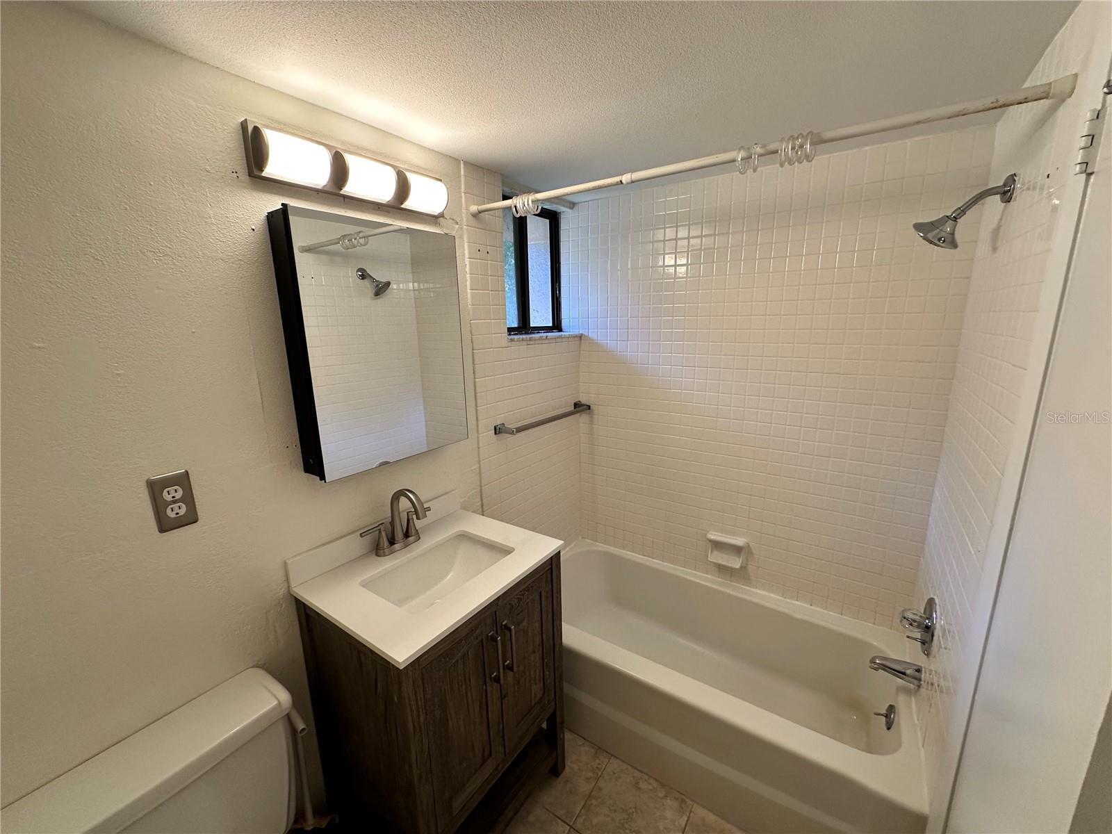 Image 19 of 39 For 860 Village Drive N 201