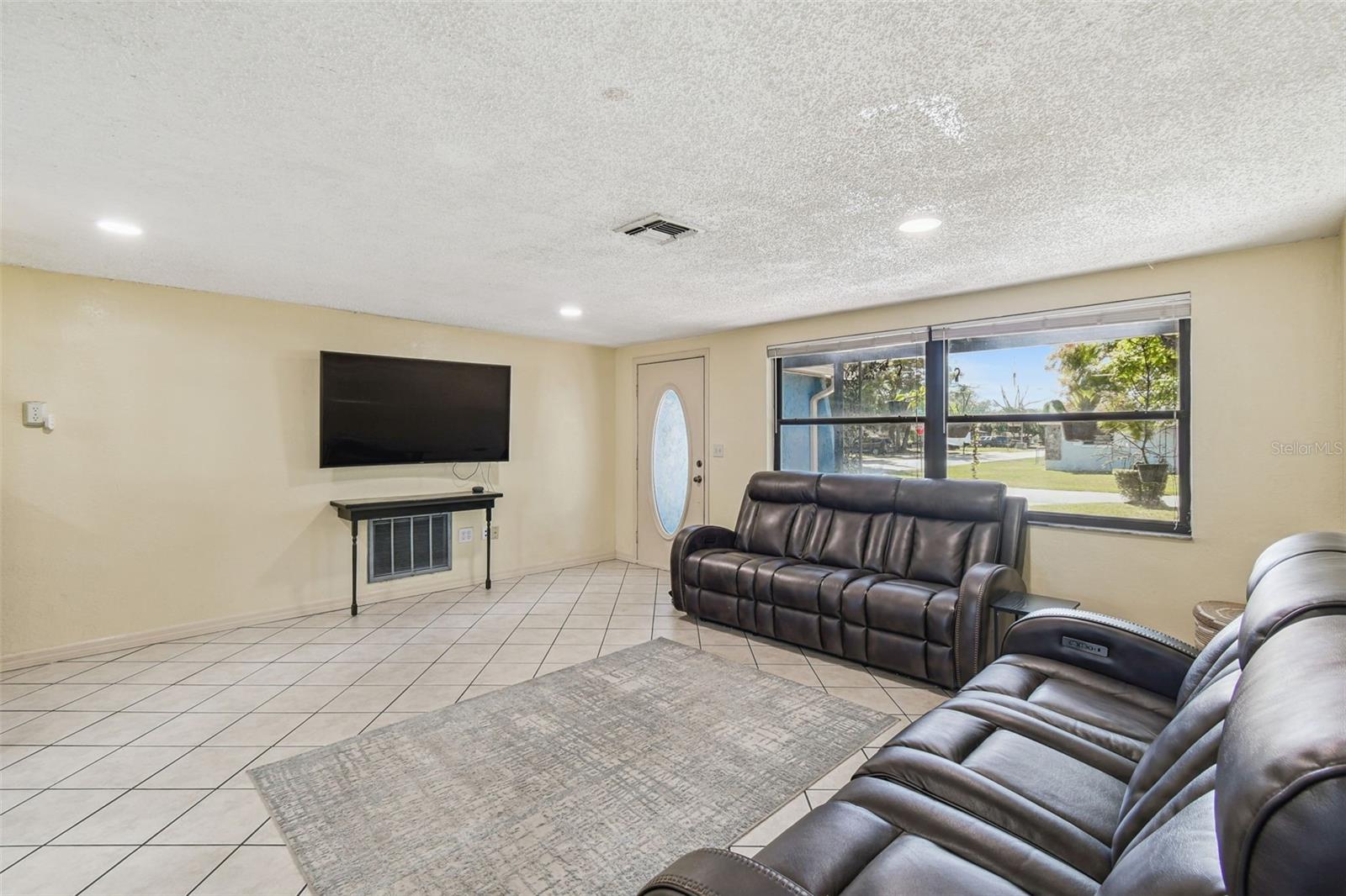 Listing photo id 7 for 12714 Mulberry Lane