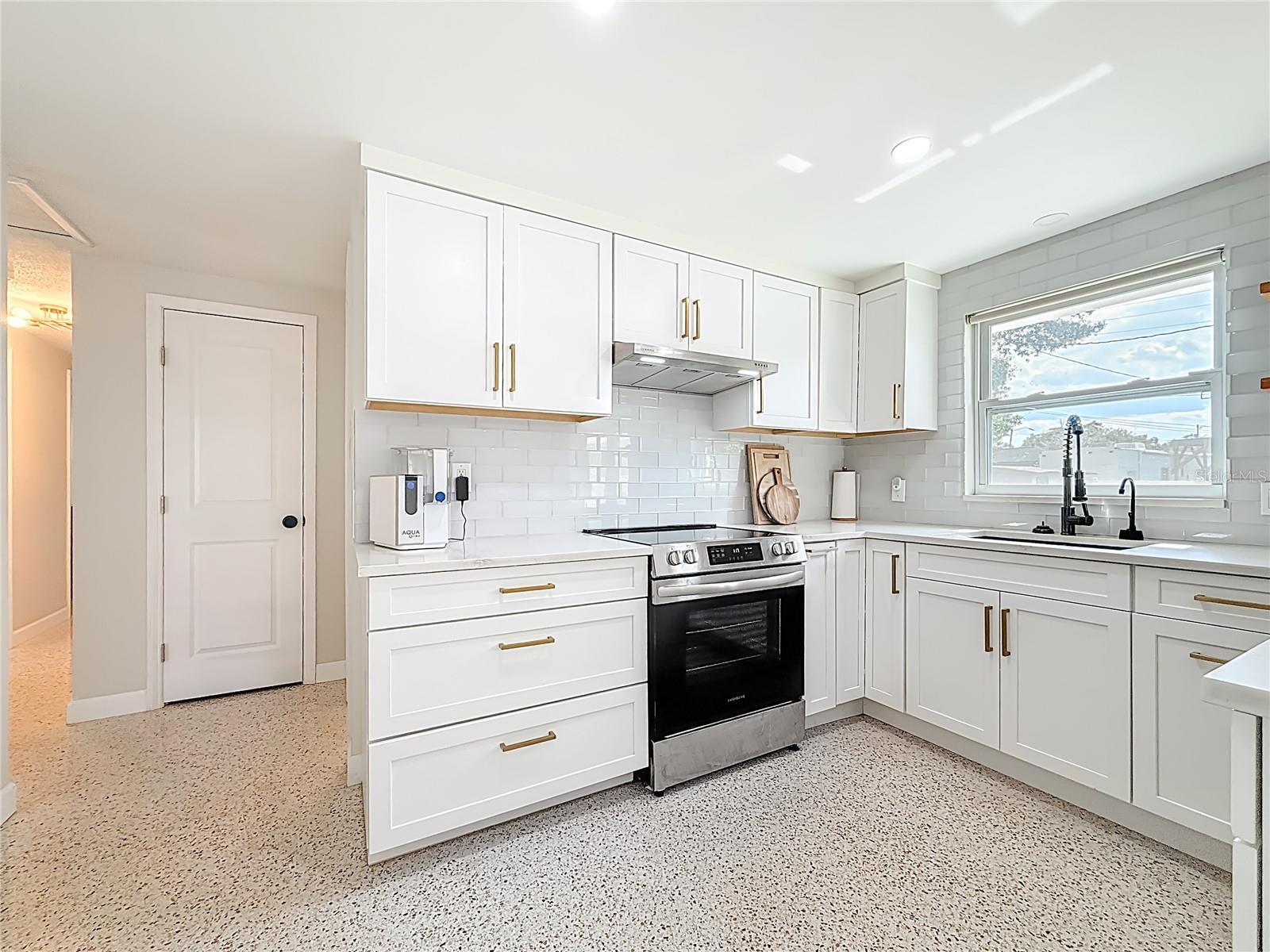 Image 5 of 34 For 510 62 Avenue Ne