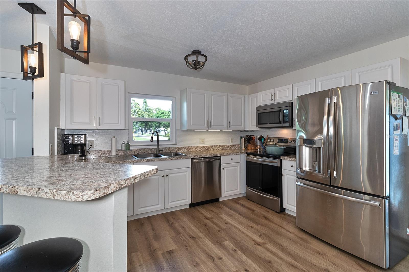 Image 11 of 47 For 4900 Rosedale Place N