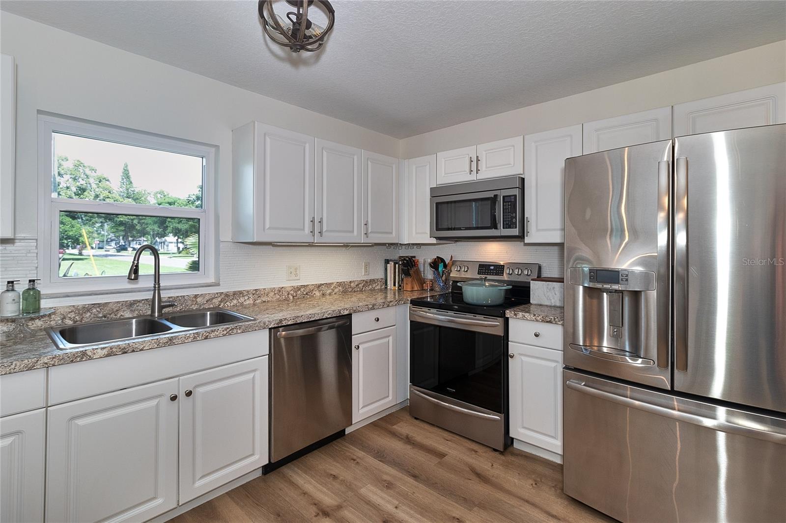 Image 13 of 47 For 4900 Rosedale Place N