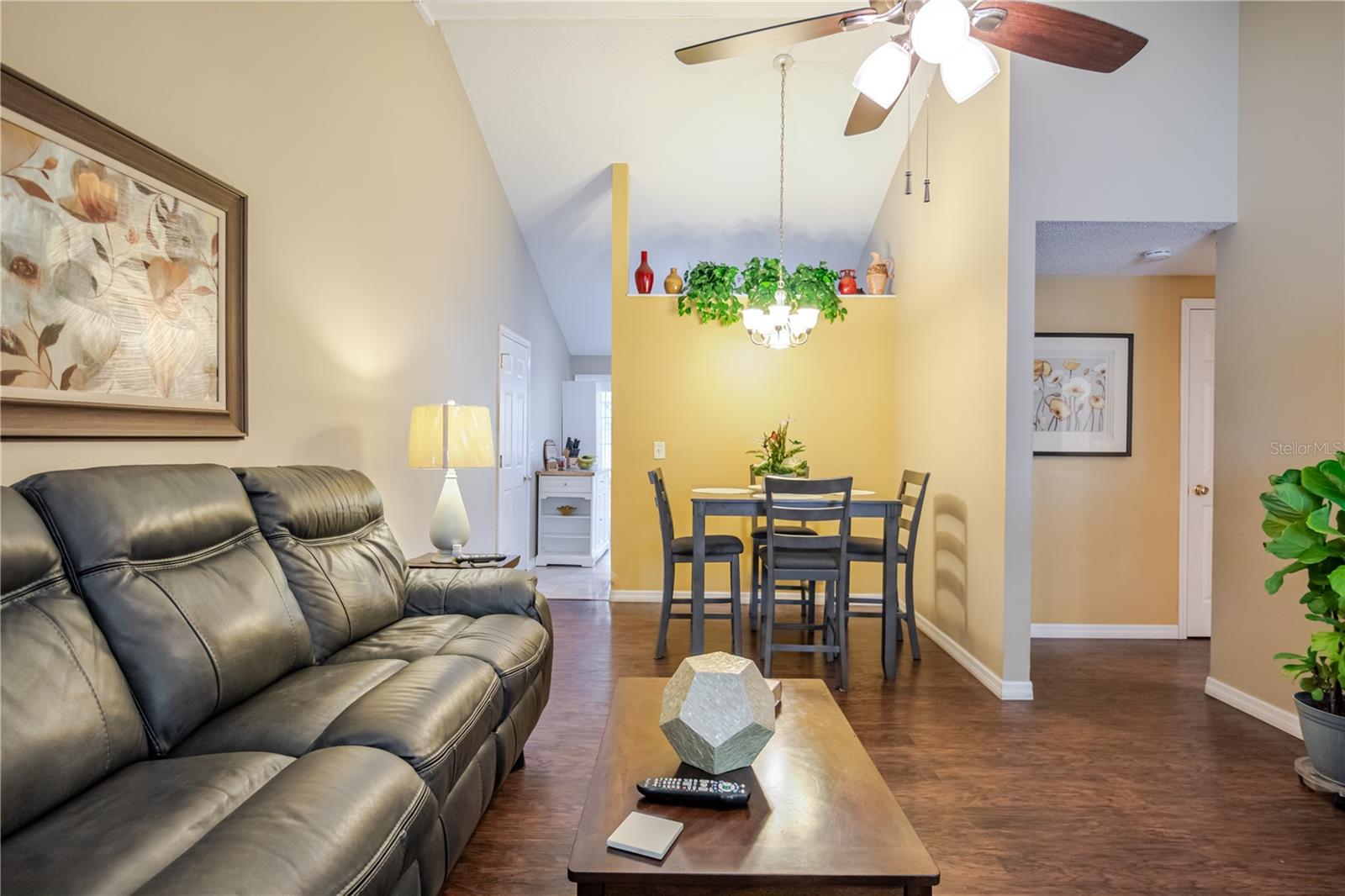 Image 21 of 40 For 10118 Hunters Point Court