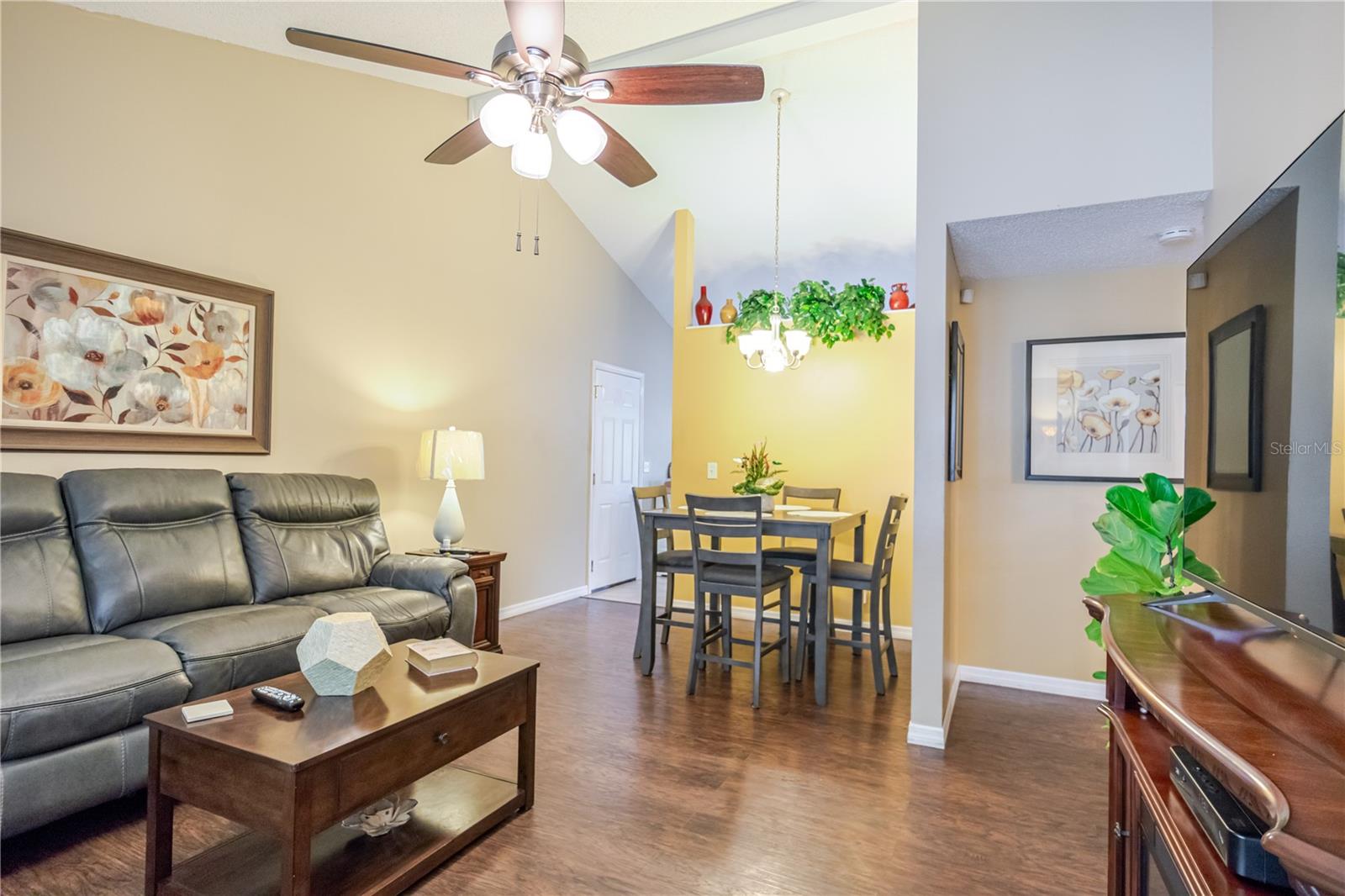 Image 22 of 40 For 10118 Hunters Point Court