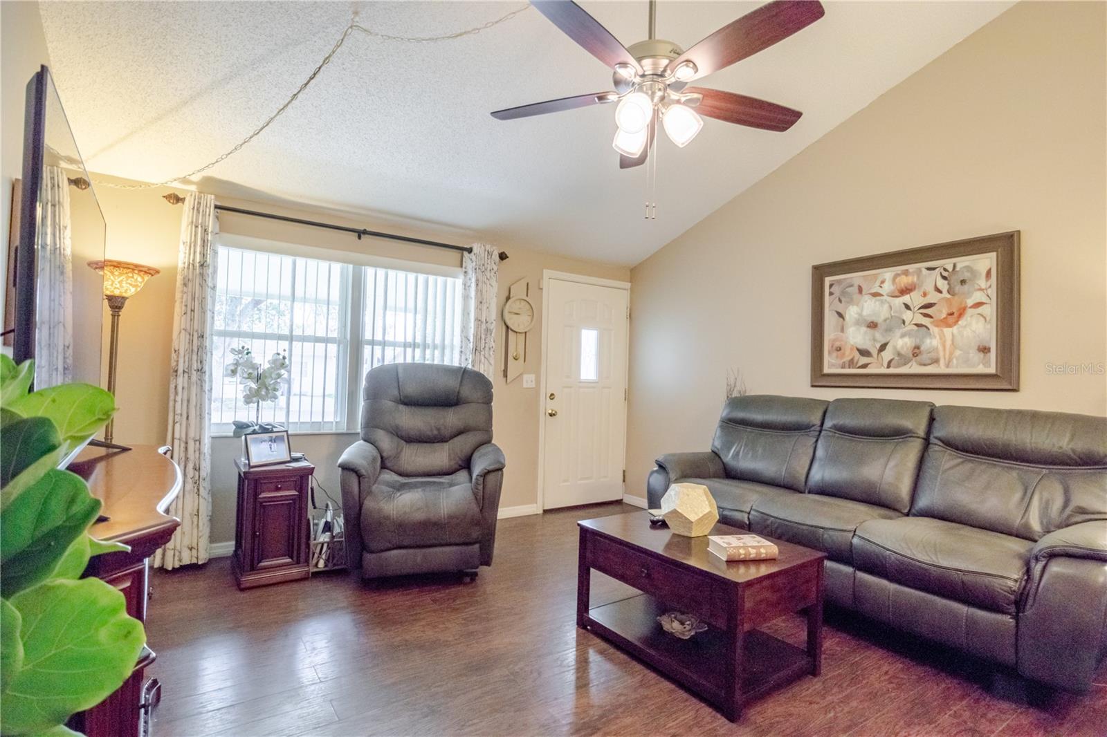 Image 24 of 40 For 10118 Hunters Point Court