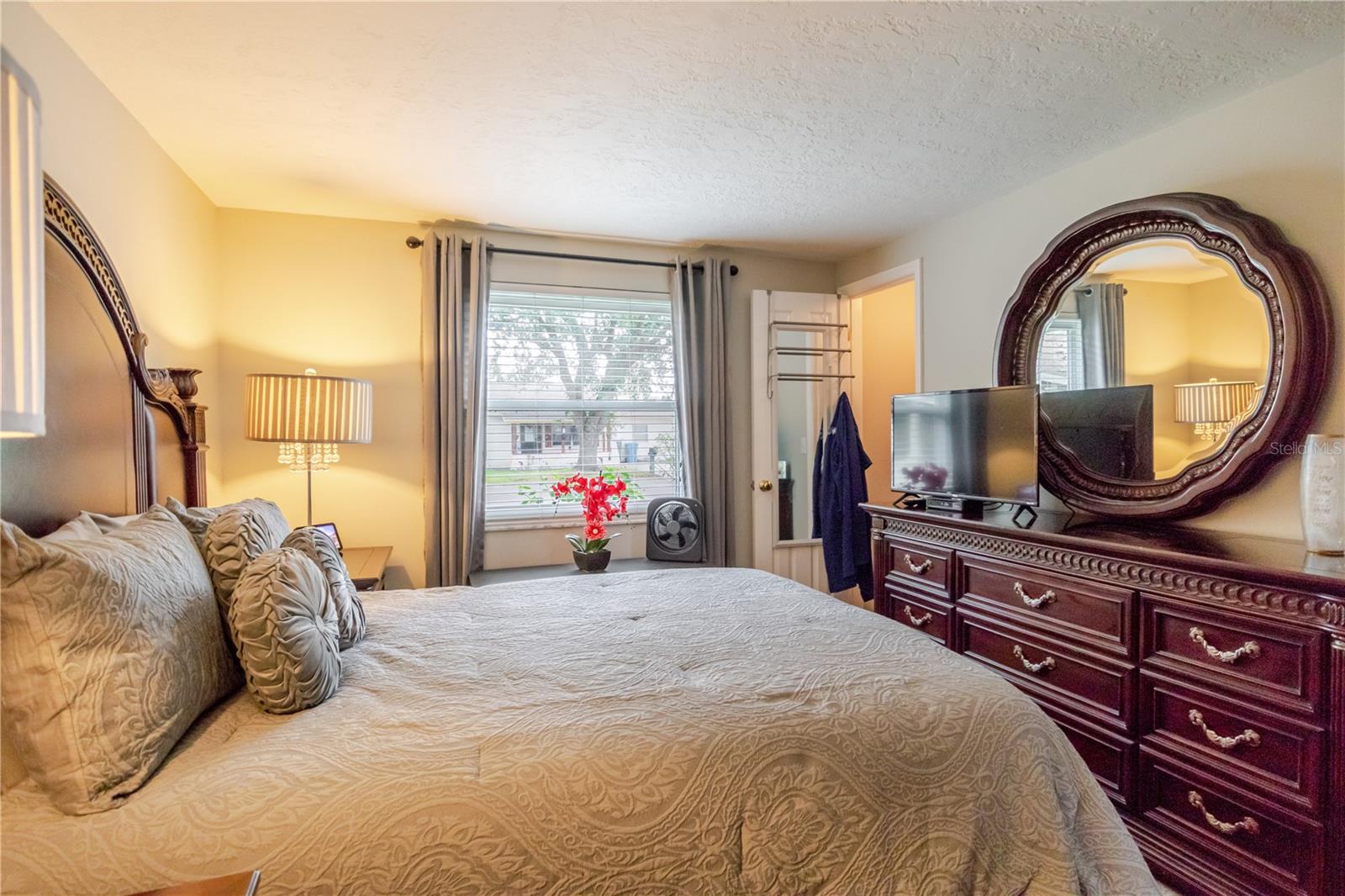 Image 8 of 40 For 10118 Hunters Point Court