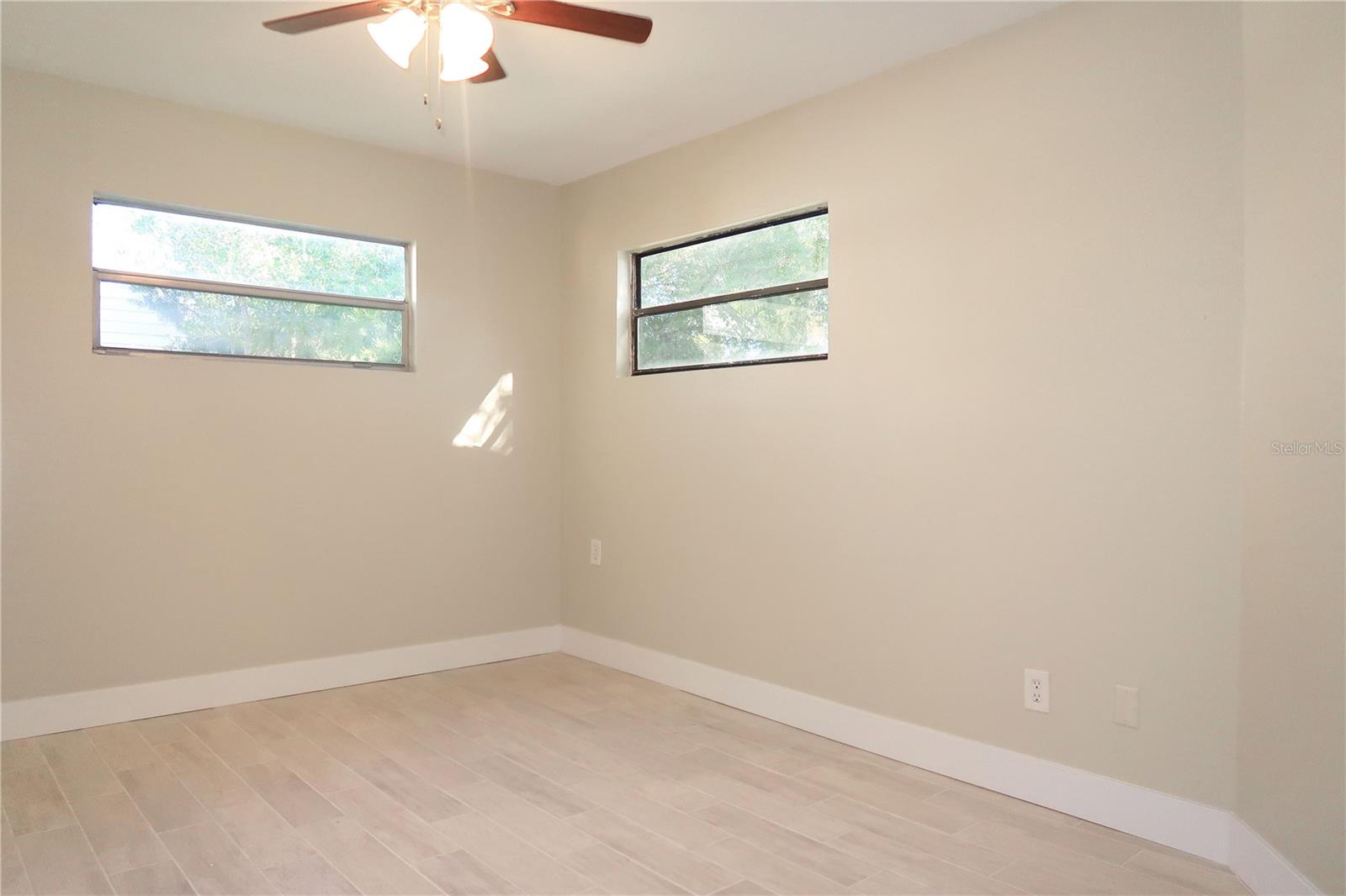 Image 21 of 28 For 949 57th Avenue N