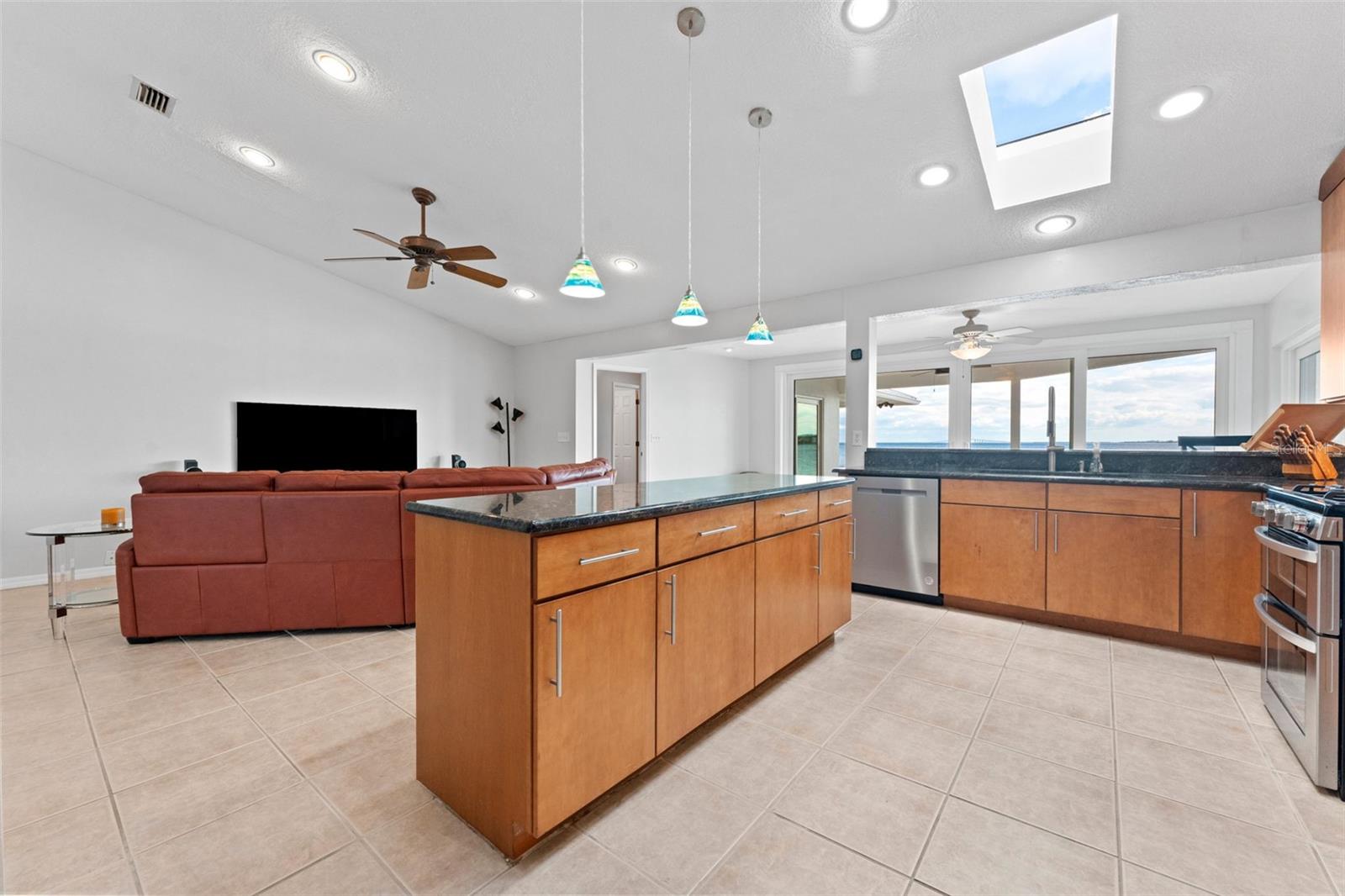 Listing photo id 16 for 2936 68th Avenue S