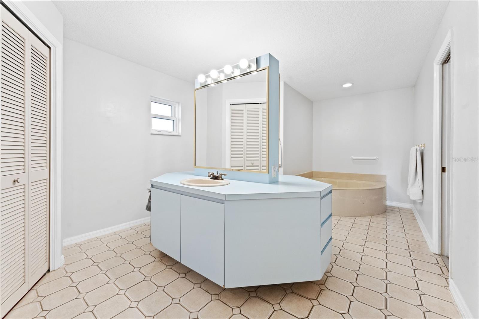 Listing photo id 28 for 2936 68th Avenue S