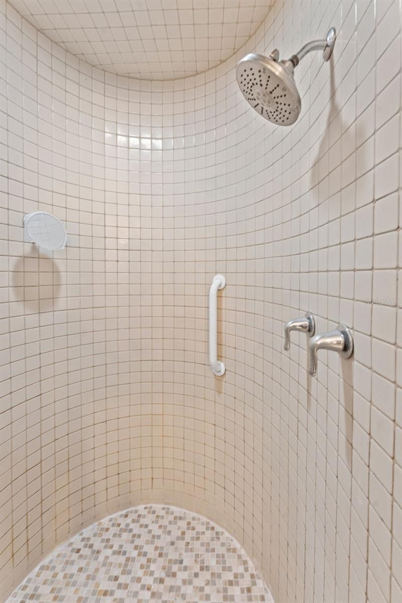 Listing photo id 31 for 2936 68th Avenue S