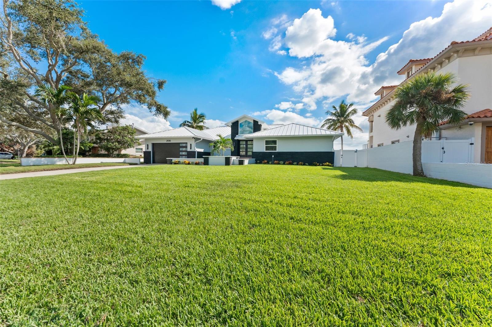 Listing photo id 2 for 2936 68th Avenue S