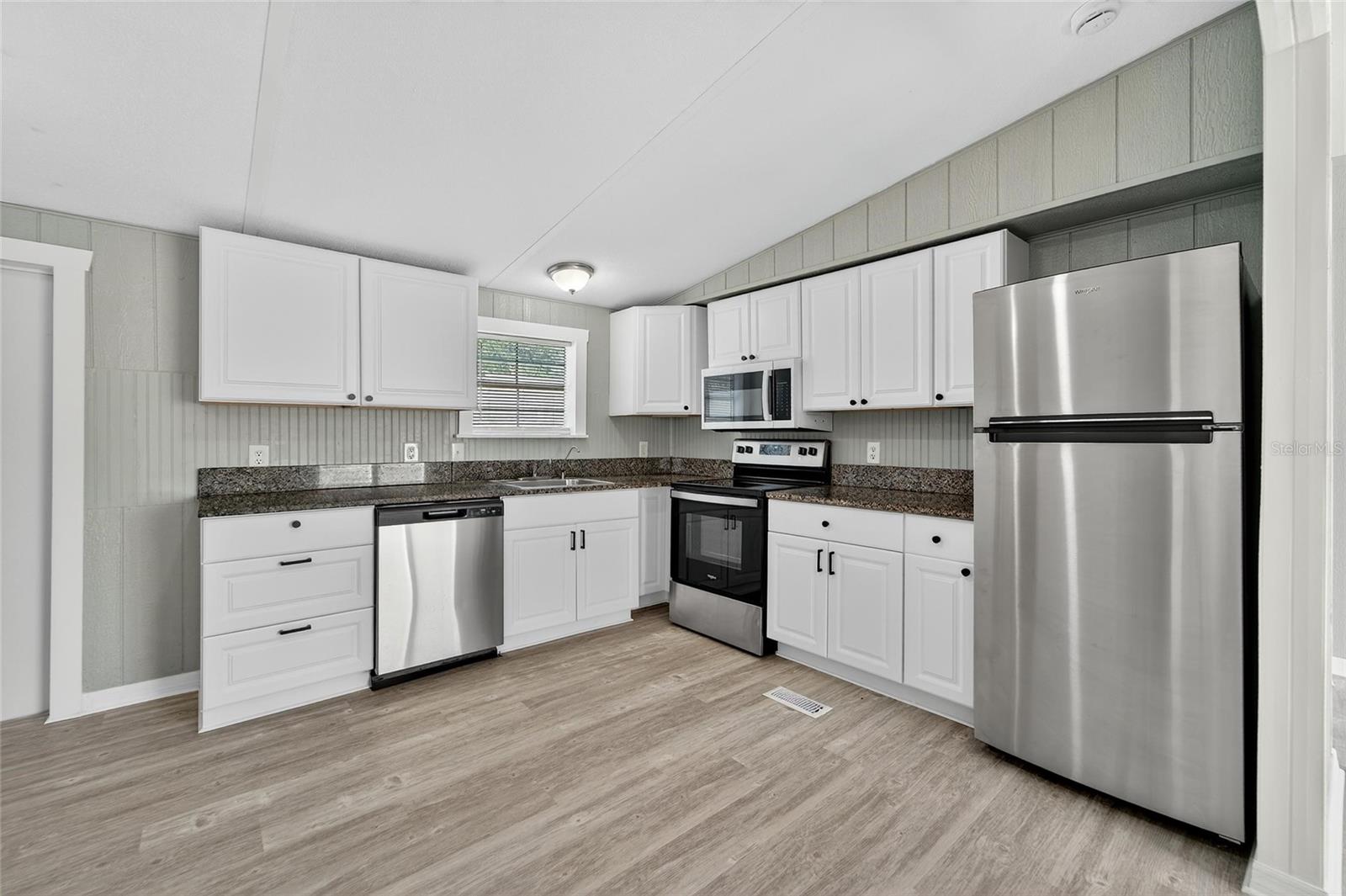 Image 19 of 44 For 39256 Lizabeth Circle