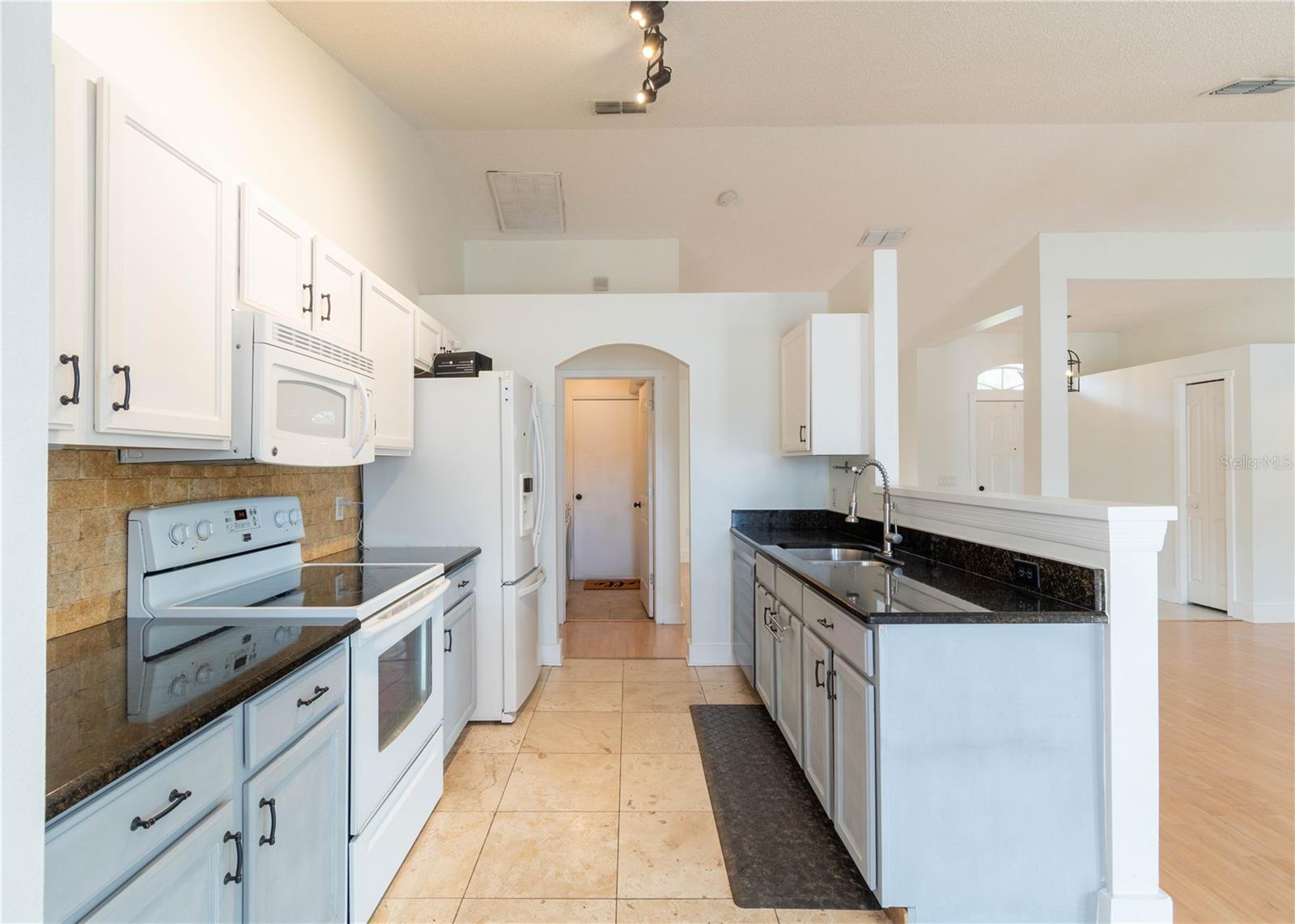 Image 16 of 45 For 14833 Redcliff Drive