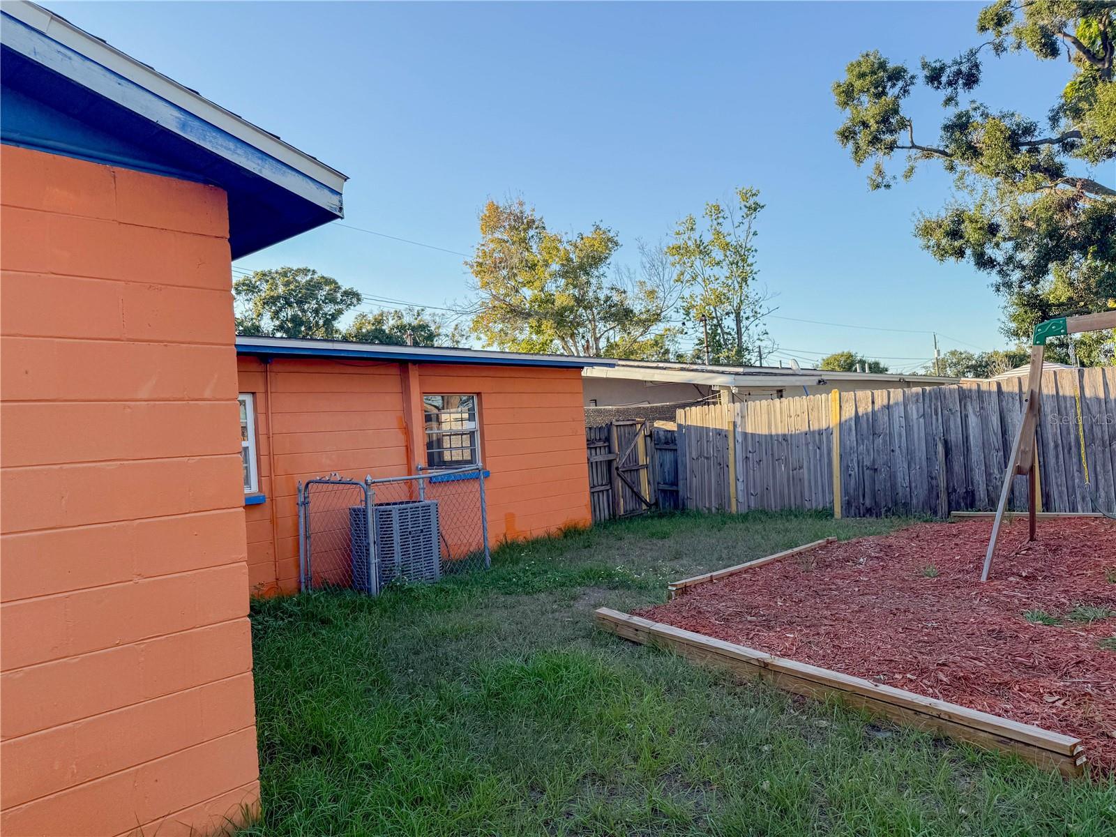 Listing photo id 10 for 4922 84th Street