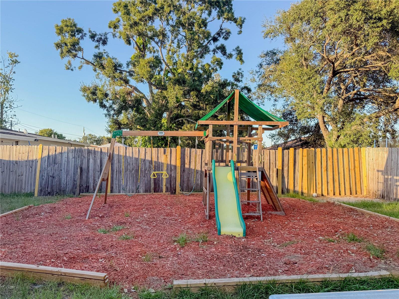 Listing photo id 11 for 4922 84th Street