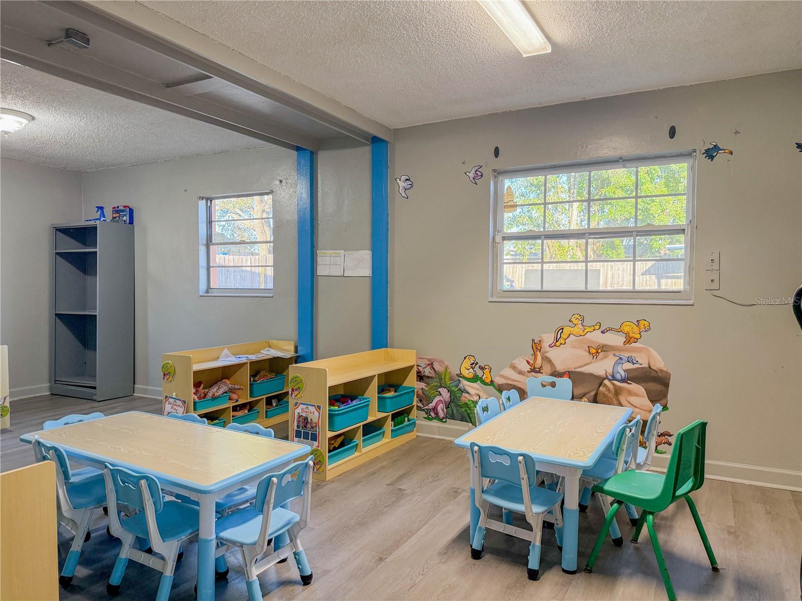 Listing photo id 12 for 4922 84th Street