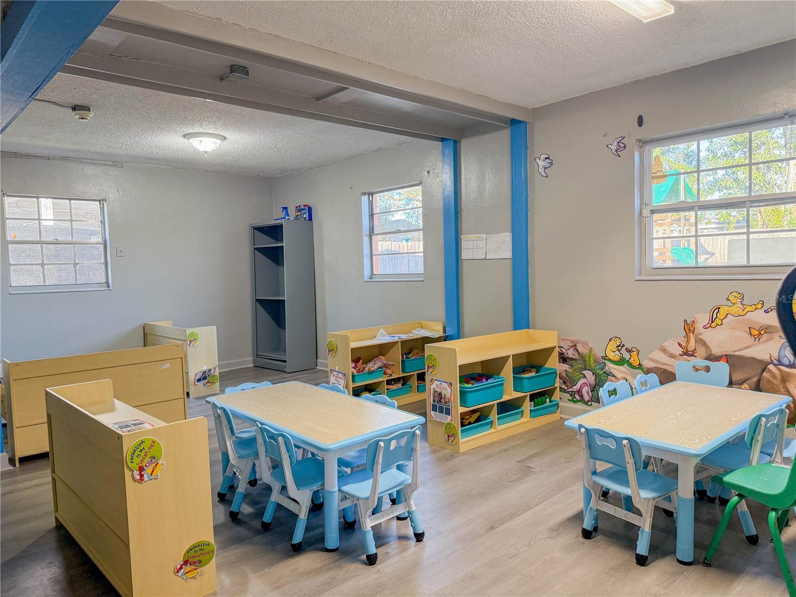 Listing photo id 13 for 4922 84th Street
